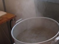 2 yaşlı uşaq qaynar su ilə dolu olan qazanın içinə düşdü