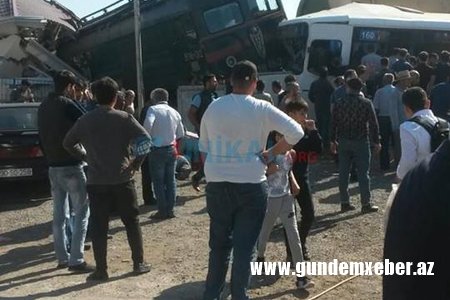 Bakıda dəhşətli qəza: qatar avtobusla toqquşdu - FOTOLAR