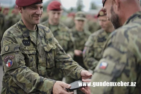 Çexiyada orduya yeni qoşulanlara təxminən 43 min dollar ödəniləcək