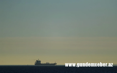 Hörmüz boğazında tanker atəşə tutulub